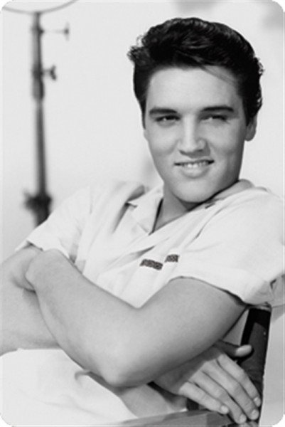 Elvis mit verschränkten Armen